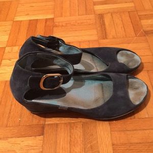 Blue suede shoes ;)